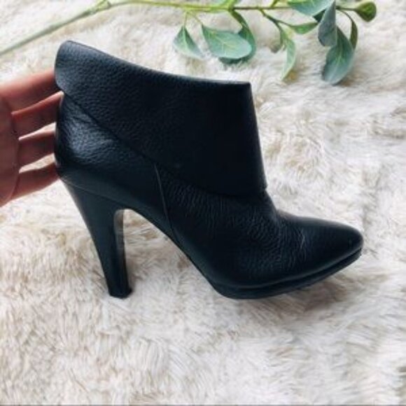 Banana Republic Black Pebbled Leather Heeled Ankle Bootie Sz 7 B - Picture 1 of 7
